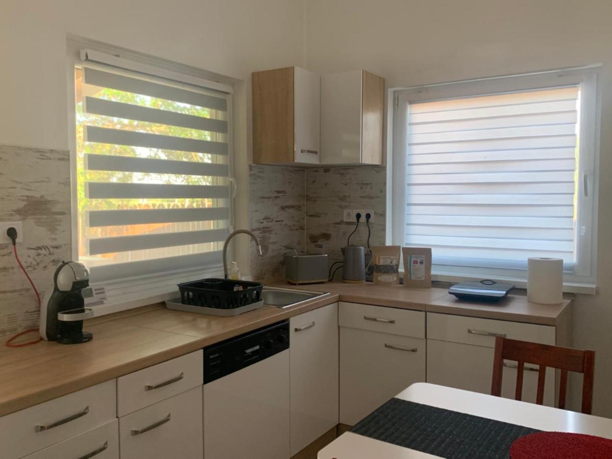 Arvisura Vendeghazak Family Friendly Transit Apartments Zsombo Exteriör bild