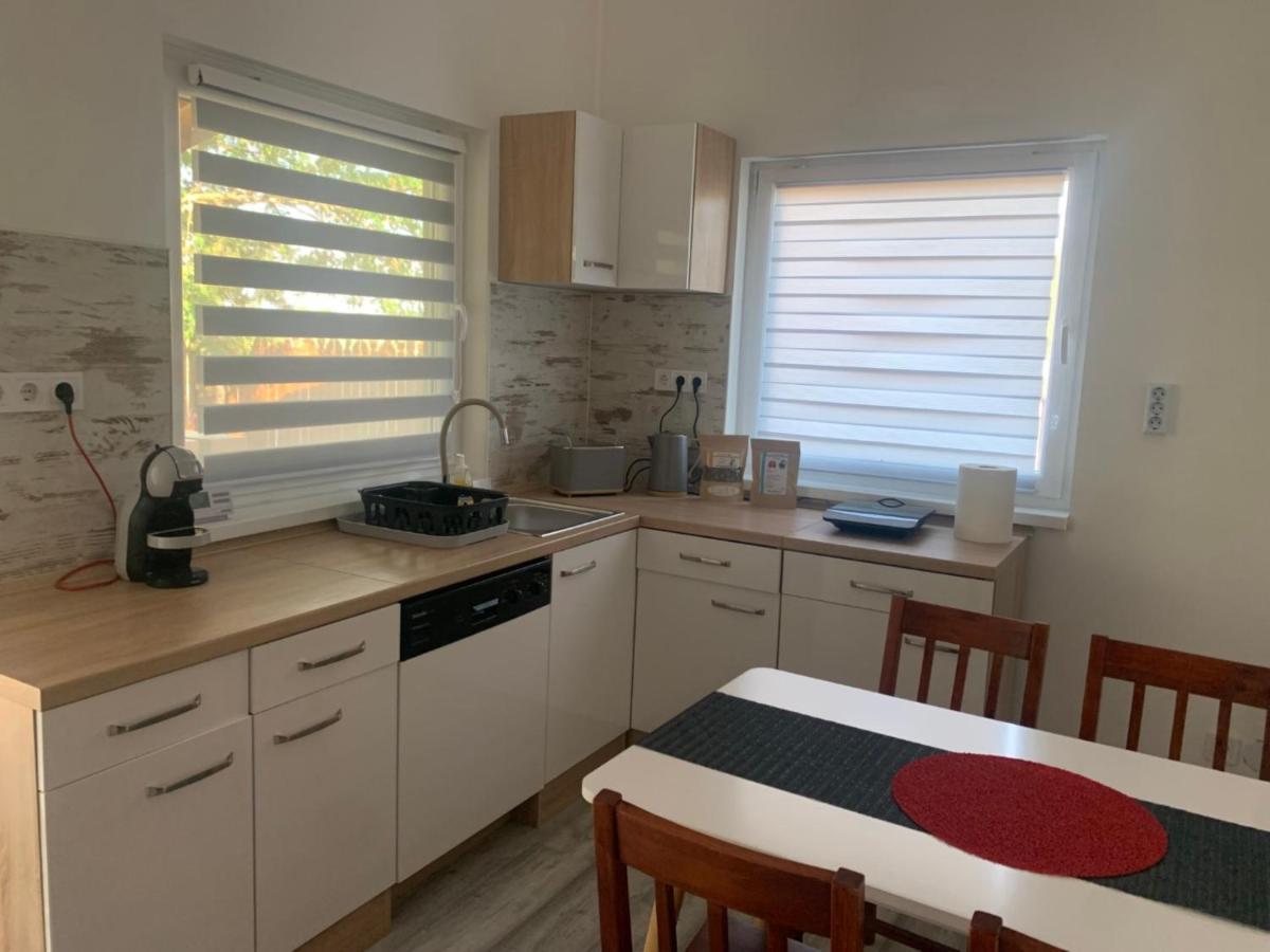 Arvisura Vendeghazak Family Friendly Transit Apartments Zsombo Exteriör bild