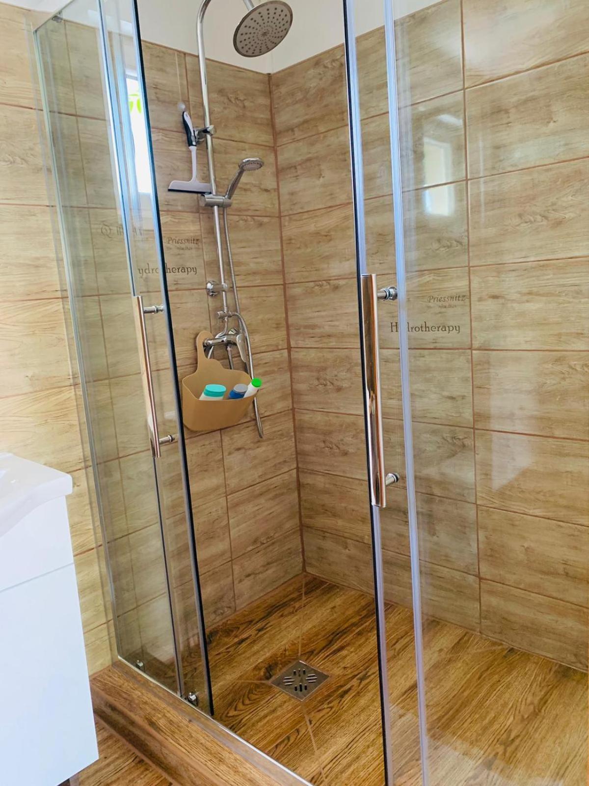 Arvisura Vendeghazak Family Friendly Transit Apartments Zsombo Exteriör bild